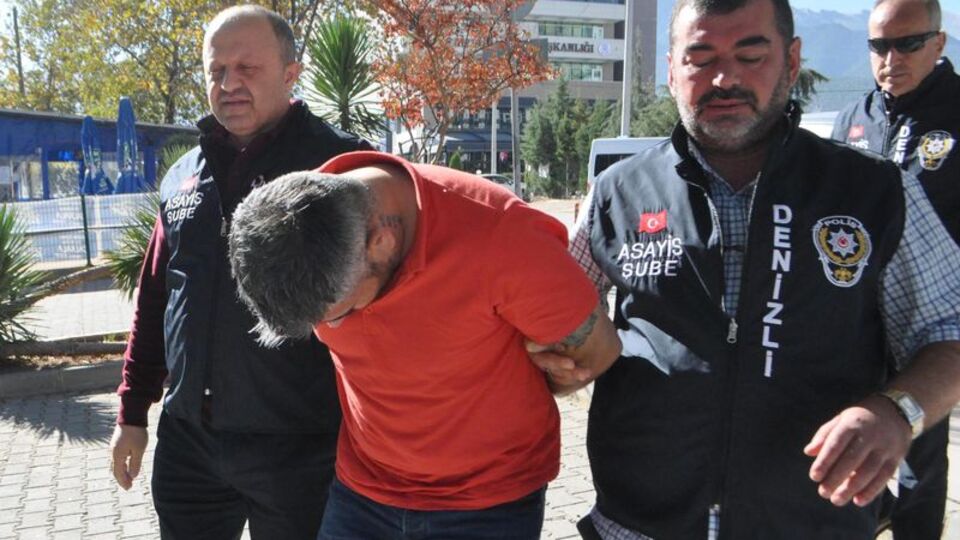 Hesabı öderken cebinden çıkanları görünce...