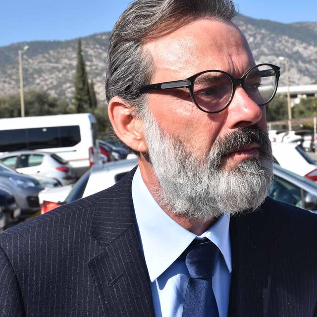 "Yurt dışı yasağımı kaldırın"