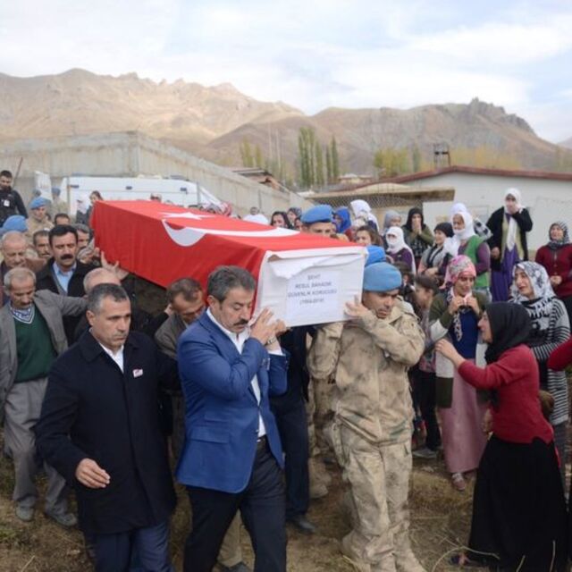 Şehit korucu toprağa verildi...