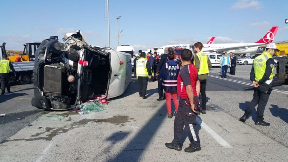 Atatürk Havalimanı'nda servis araçları çarpıştı