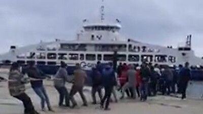 Gökçeada'da gemi arızalandı... Vatandaş halatla çekti!