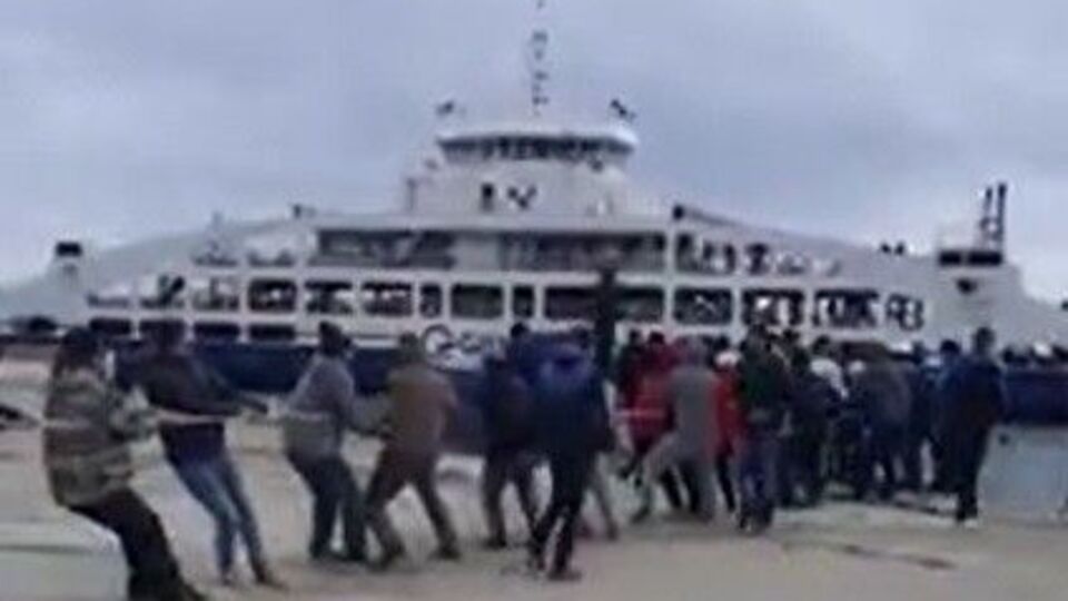 Gökçeada'da gemi arızalandı... Vatandaş halatla çekti!