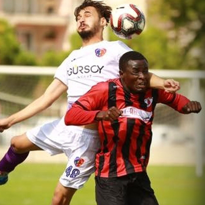 Genç futbolcu sahada kalbine yenildi