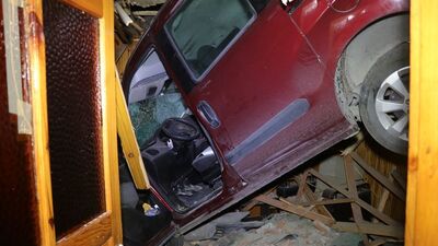 Kocaeli'de ilginç kaza! Hafif ticari araç eve çatıdan girdi