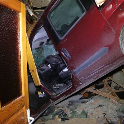 Kocaeli'de ilginç kaza! Hafif ticari araç eve çatıdan girdi