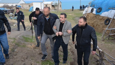 Annesinin evine çukur kazdı, yine de kaçamadı!