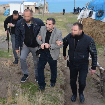 Annesinin evine çukur kazdı, yine de kaçamadı!