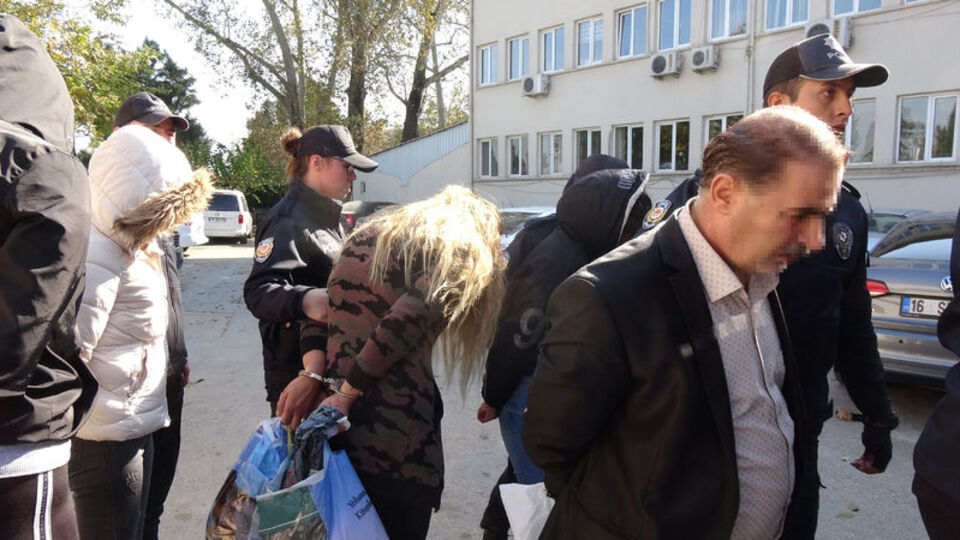 Yüzlerini kapatan şüphelilere, 'Utanılacak bir şey yapmadık ki' dediler