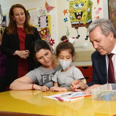 Onkolojide tedavi gören çocuklara oyunlarla İngilizce öğretecekler