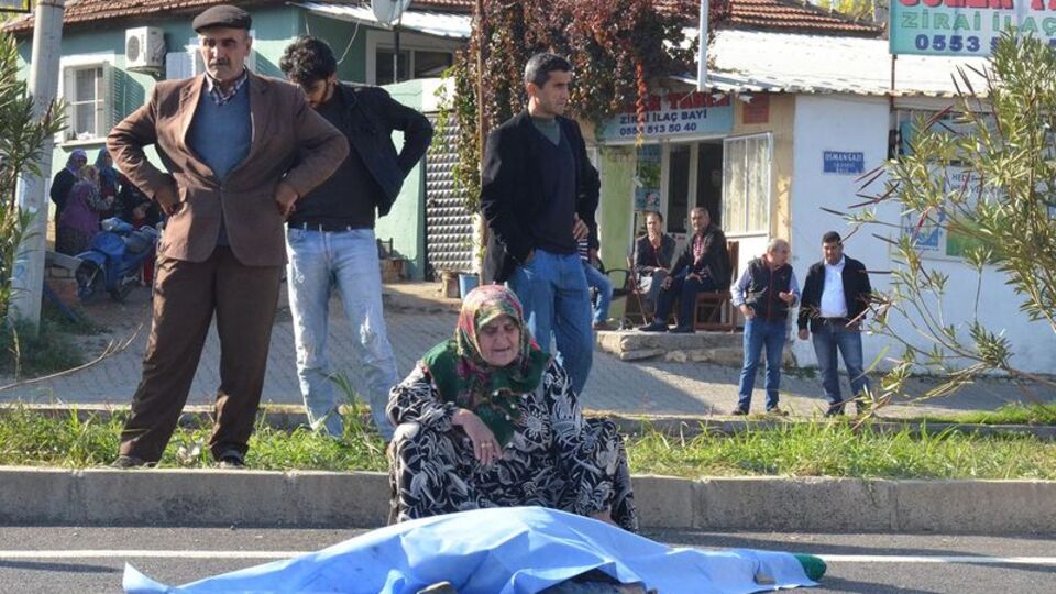 74 yaşındaki yaşlı kadın yolun karşısına geçemedi!