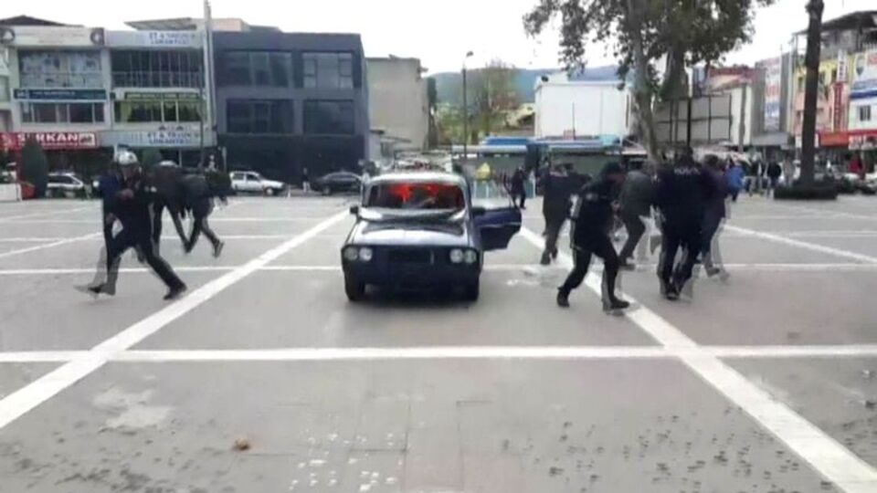 Polis ekipleri son anda kurtuldu!