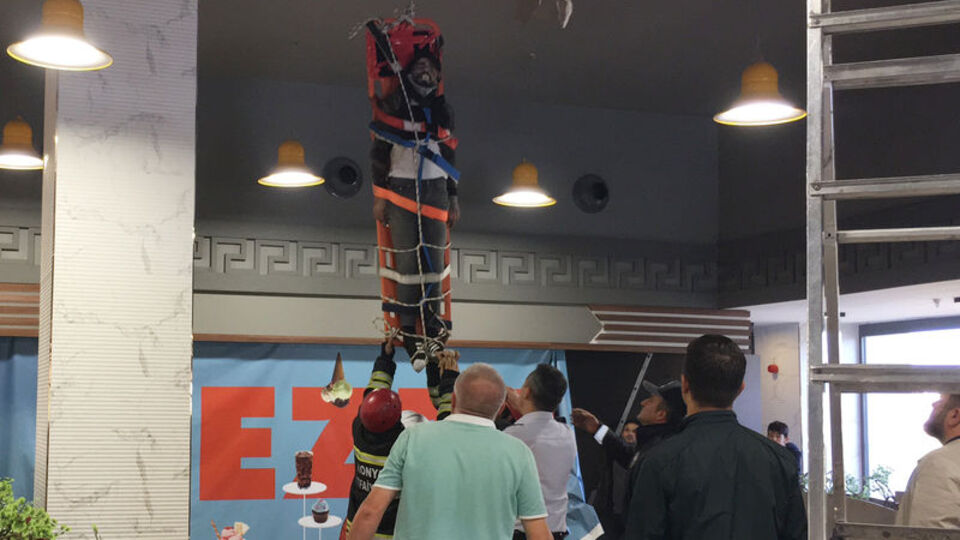 42'nci kattan atlayan gencin yaşam mücadelesi sürüyor