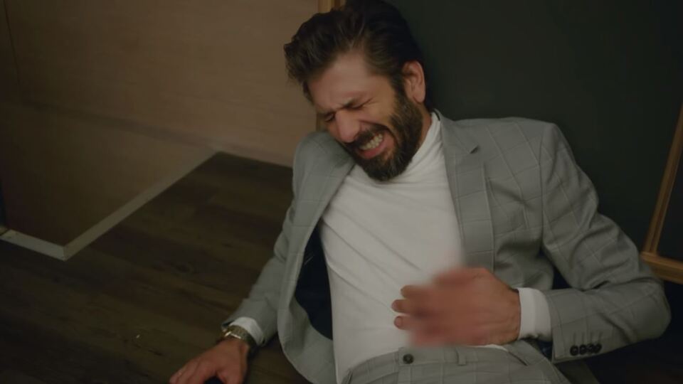 Mehmet, Emre'yi bıçakladı!