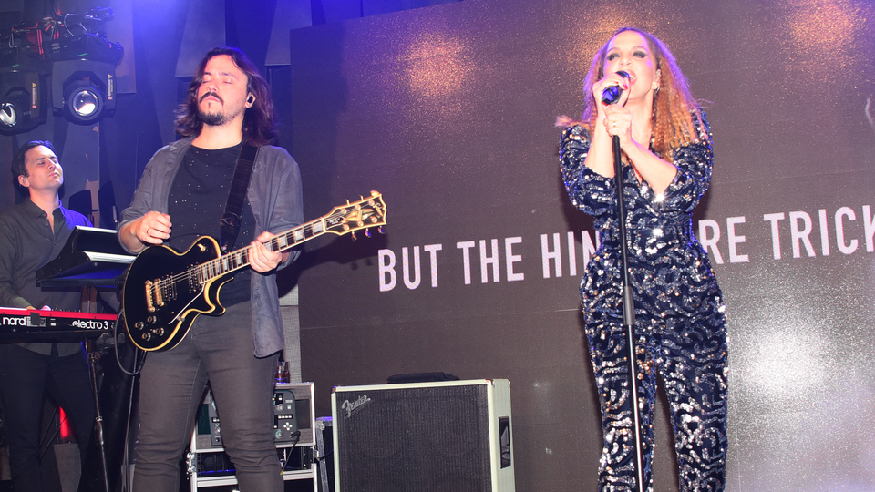 Sertap Erener söyledi, eşi Emre Kula gitarıyla eşlik etti