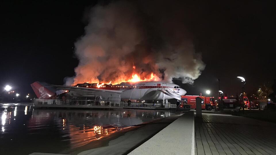Uçak restoran alevlere teslim oldu!