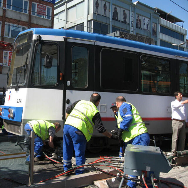 Beyazıt'ta tramvay raydan çıktı