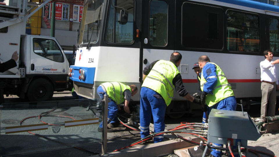 Beyazıt'ta tramvay raydan çıktı