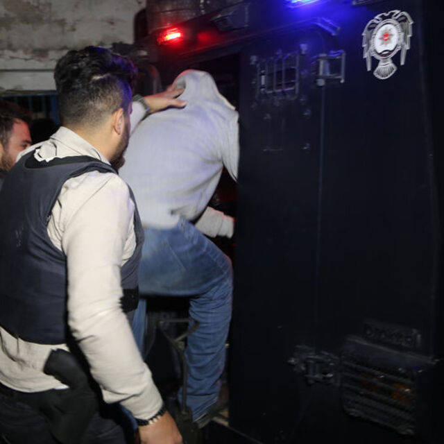 Silahlı şüpheliler polisi alarma geçirdi