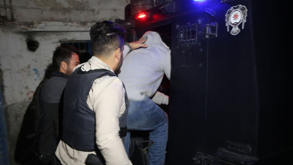 Silahlı şüpheliler polisi alarma geçirdi