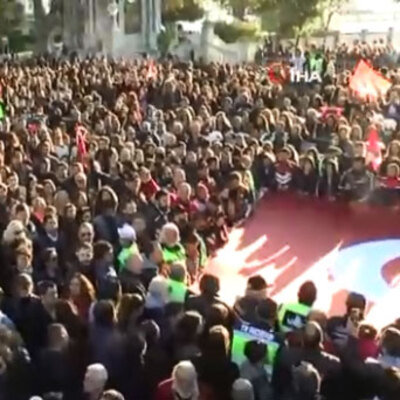 Beşiktaş’ta 300 metrelik dev Türk Bayrağı'yla binler Dolmabahçe’ye yürüdü