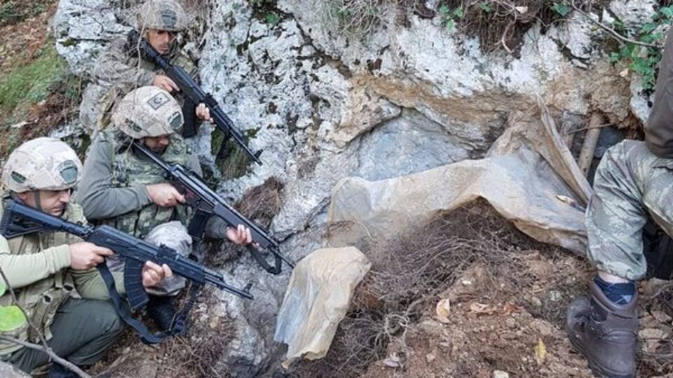 Diyarbakır'da teröristlerin inlerine girildi! 13 sığınak imha edildi!