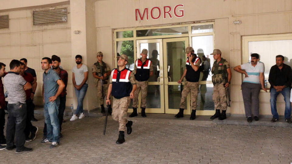 Eşini öldürüp intihar etti!