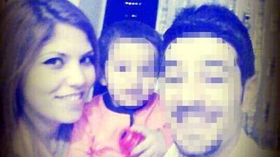 Eşini kucağında çocuğu varken başından vurdu