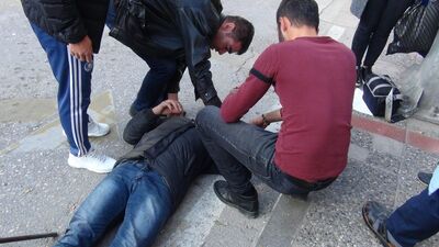 Kağıt toplayan genç açlık ve yorgunluktan bayıldı