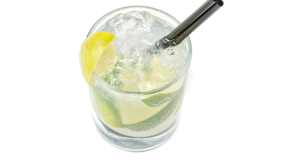 Her gün 1 bardak limonlu su ve 13 faydası!