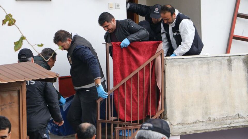 Boşanma cinneti! Çocuklarının gözü önünde öldürdü!