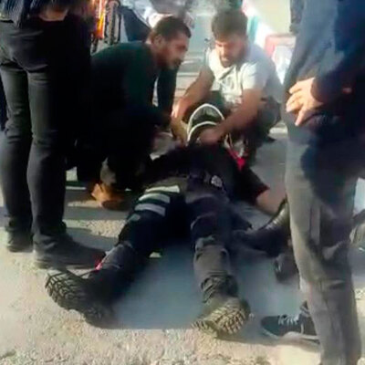 Kaza geçiren polisin yardımına vatandaş koştu