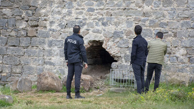 Tarihi surlarda korkunç olay! Baba ve 2 yaşındaki oğlunun durumu ağır