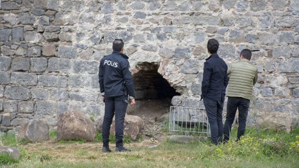 Tarihi surlarda korkunç olay! Baba ve 2 yaşındaki oğlunun durumu ağır