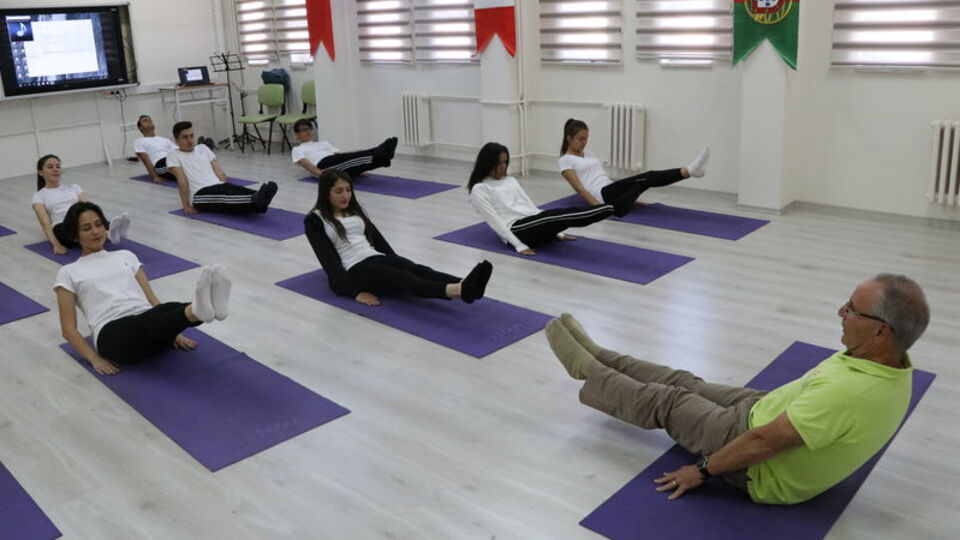 Öğrenciler sınav stresini "yoga" ile yenecek