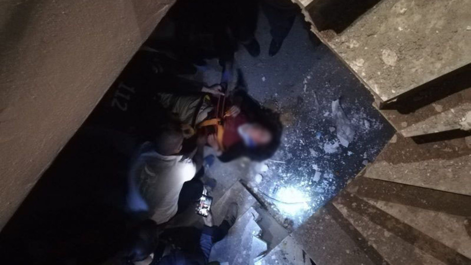 Asansör boşluğuna düşen kadın ağır yaralandı
