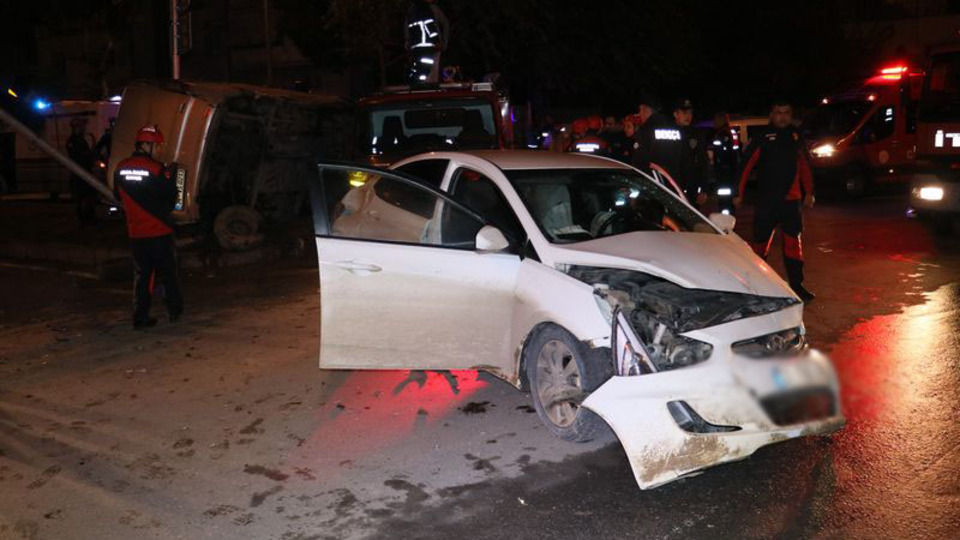 Otomobil ile panelvan çarpıştı, 2 kişi yaralandı