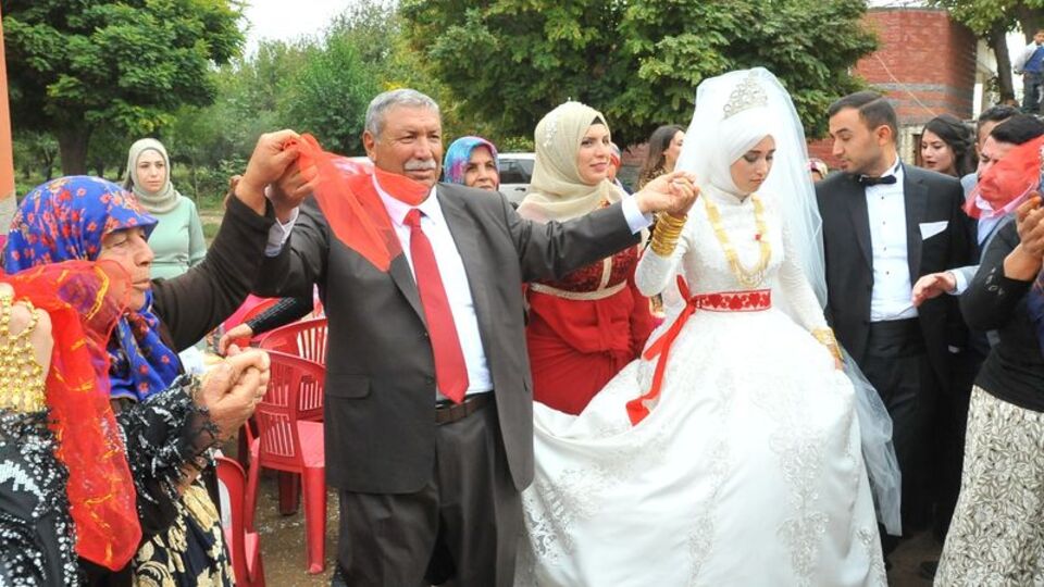 24. çocuğunu evlendirdi! Düğün halayında çok ilginç detay...