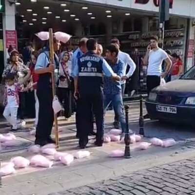Zabıtanın bu hareketi tepki çekti!