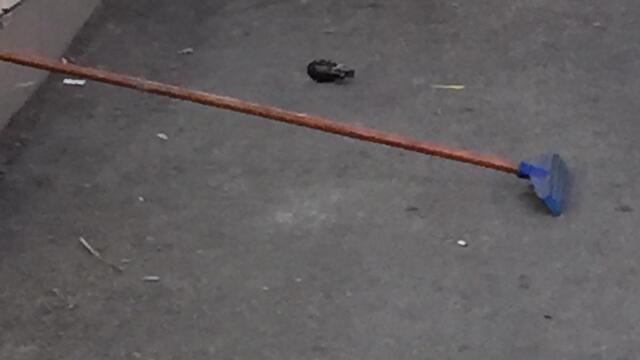Seyir halindeki motosikletten el bombası düştü