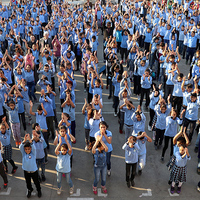 Bu okulun öğrencileri müzikli egzersizle derse başlıyor