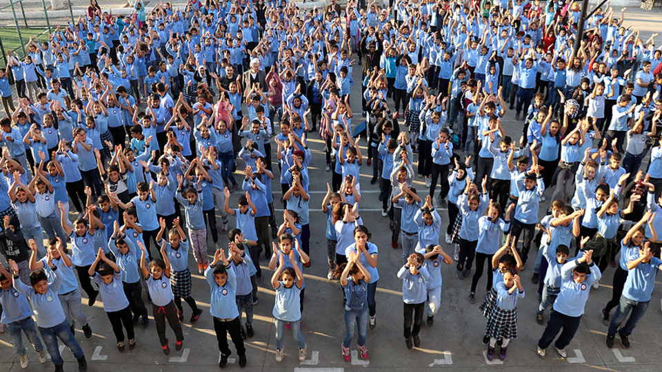 Bu okulun öğrencileri müzikli egzersizle derse başlıyor