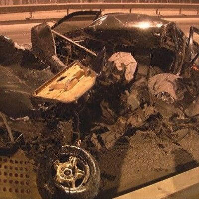 Kontrolden çıkan araç beton bariyerlerde parçalandı