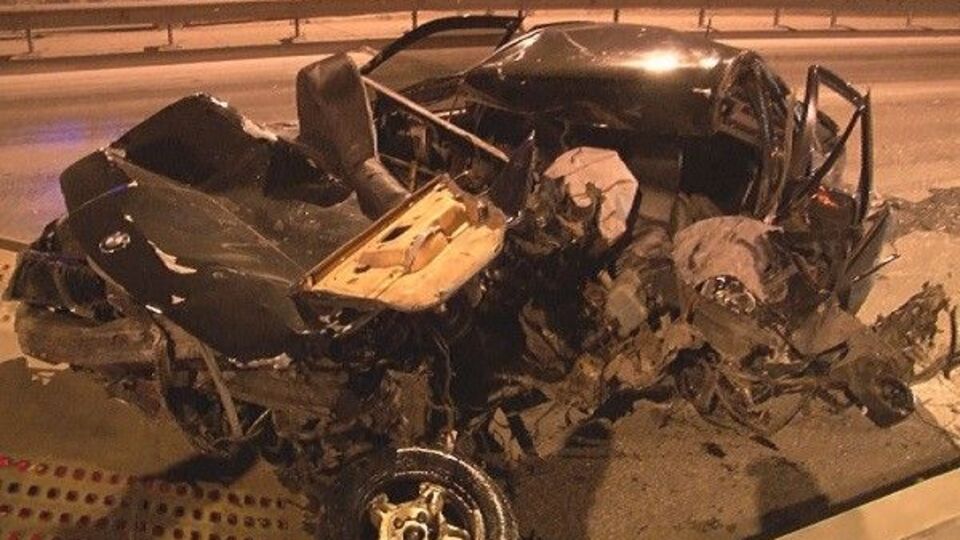 Kontrolden çıkan araç beton bariyerlerde parçalandı