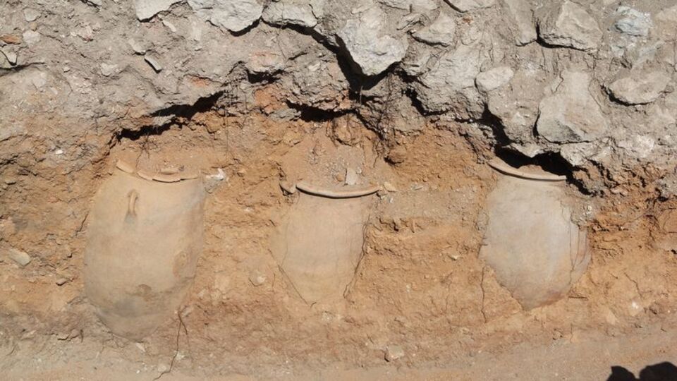 Metrelerce derinlikteki 75 küpte bakın ne saklanmış?