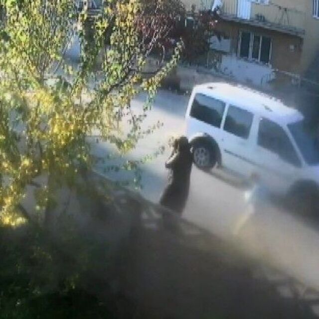 Yaralı kediyi evine götürürken feci kazanın kurbanı oldu