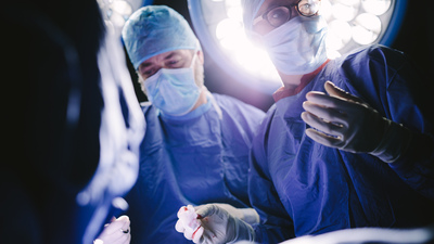 Sırt ağrısıyla başvurdu... Karnından çıkan hayrete düşürdü!