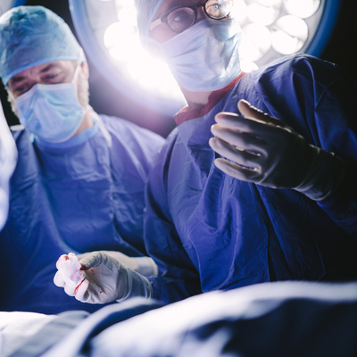 Sırt ağrısıyla başvurdu... Karnından çıkan hayrete düşürdü!