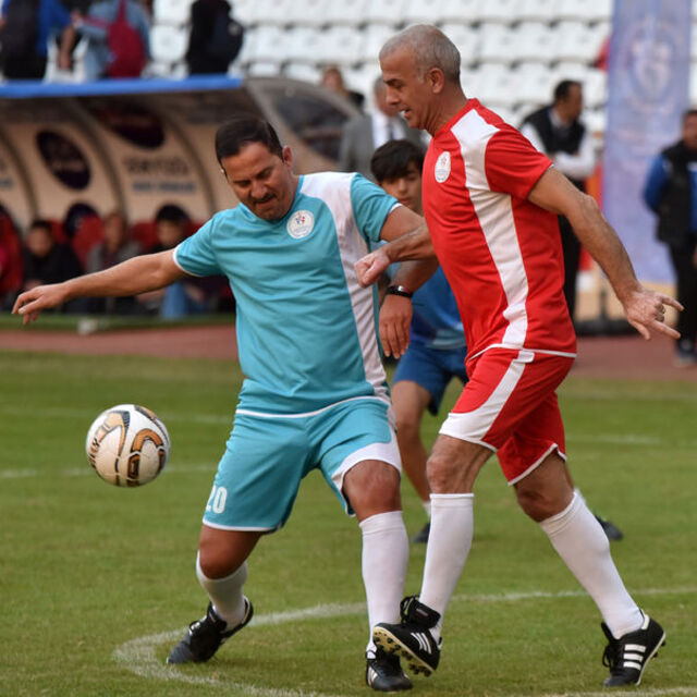 Futbolunun efsaneleri gençlerle aynı sahada