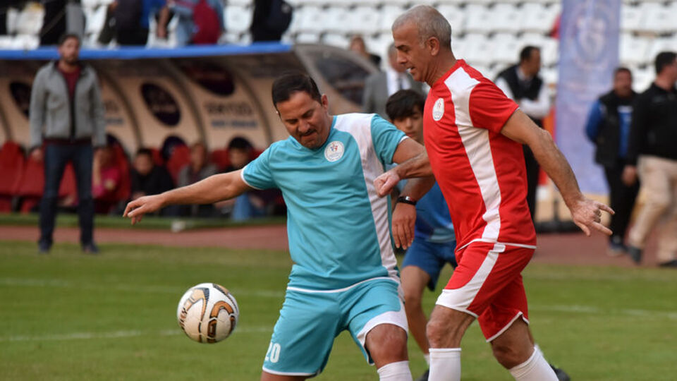 Futbolunun efsaneleri gençlerle aynı sahada