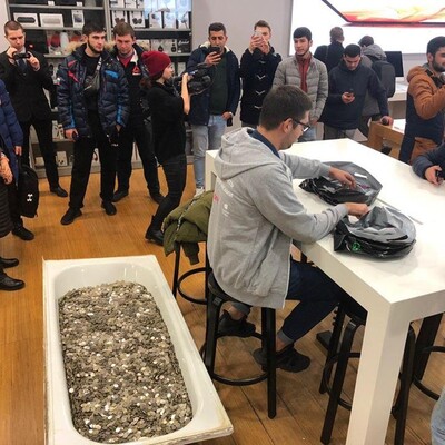 Küvet dolusu parayla iPhone aldı!